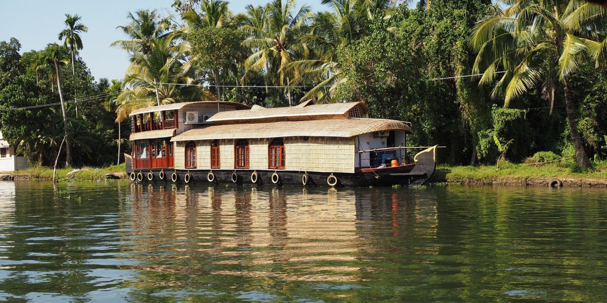 house-boat-5054733_1920